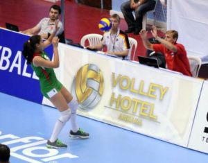 Tyske Stephan Kulhanek sitter på sidelinjen med sin datamaskin.