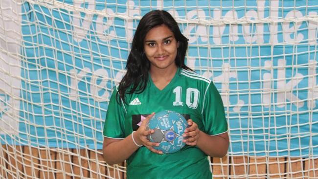 I siste episode av tv-serien 'Vinn eller forsvinn' møter vi blant andre Tamina Rauf (14) som sluttet med håndball da Jenter 98-laget til Vestli ble oppløst.