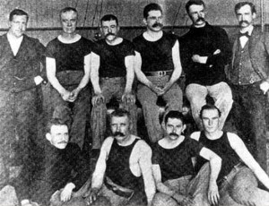 Lange bukser og formell klesstil preget volleyball på 20-tallet. Trange lærstøvler var heller ikke spesielt praktiske å bevege seg i.