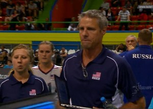 Karch Kiraly med laptop og vannflaske på Montreaux Volley Masters 2014. Maskin lå på stolen mens kampen mot Russland pågikk.