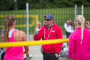 Trener Magnus Borge Johansen instruerer jentelandslaget U18 i denne videoen.
