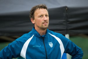 Jostein Olimstad fra Vegårshei trener landets ypperste talenter i sandvolleyball. Sannsynligvis vil de som kjenner han krysse av på mange av de 35 punktene på lista.