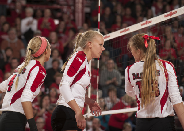 Senior Julie Mikaelsen (12) snakker med lagkamerater når Badgers' vinner 3-0 over Western Michigan 4. desember 2014 i første runde i NCAA-sluttspillet. Kampen ble spilt på hjemmebanen UW Field House. Foto: Greg Anderson