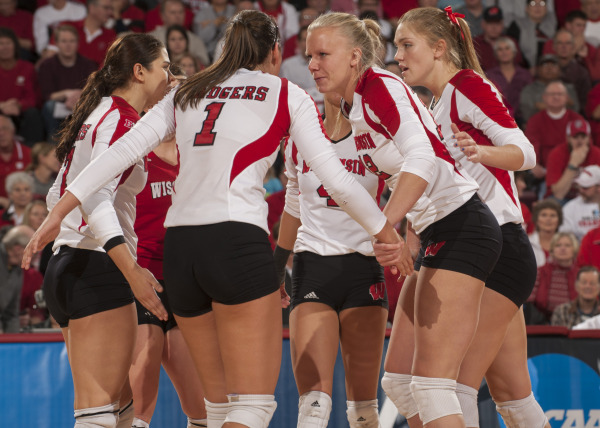 Årets trener i USA i fjor Kelly Sheffield slapp innpå Julie Mikaelsen på 23-9 for å spille noen ballvekslinger og feire seieren med sine lagvenninner. Foto: Greg Anderson