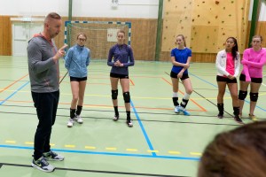 Tore Aleksandersen i aksjon med volleyballungdom på Kolbotn høsten 2015.