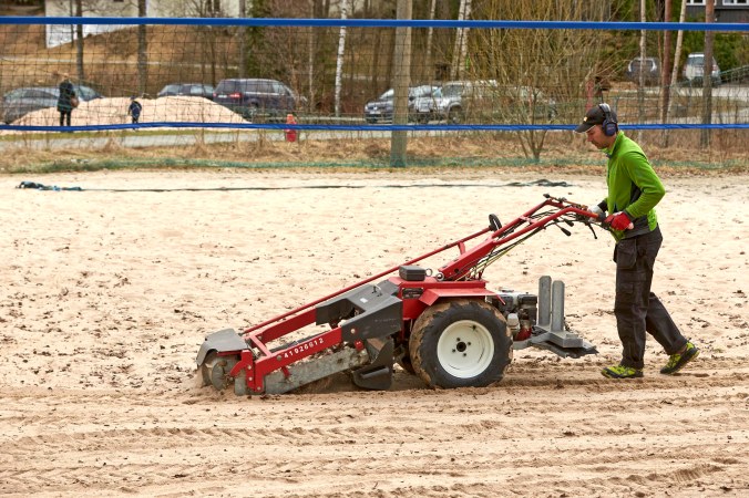 Løv og andre gjenstander fjernes effektivt med denne maskinen