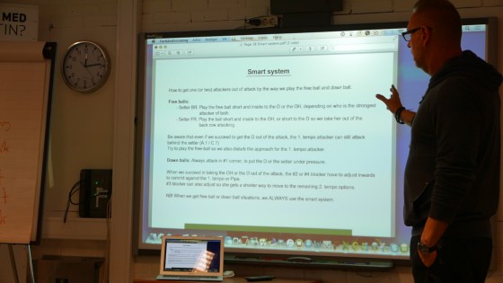 Tore Aleksandersen i aksjon under en av de relativt få seansene med projektor.