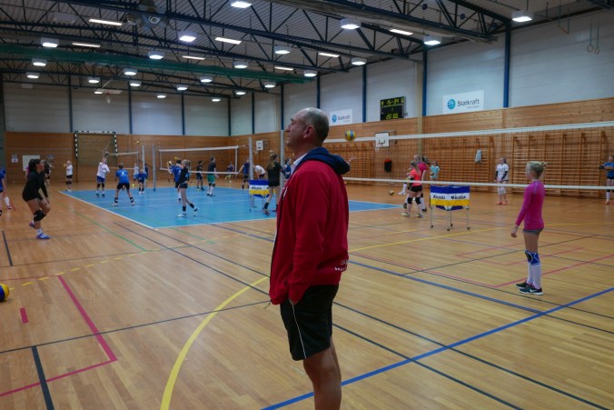 Nestor i norsk volleyball Kåre Mol kom rett fra gull som coach i EM i sandvolleyball for å bidra på Trener 2-kurset.