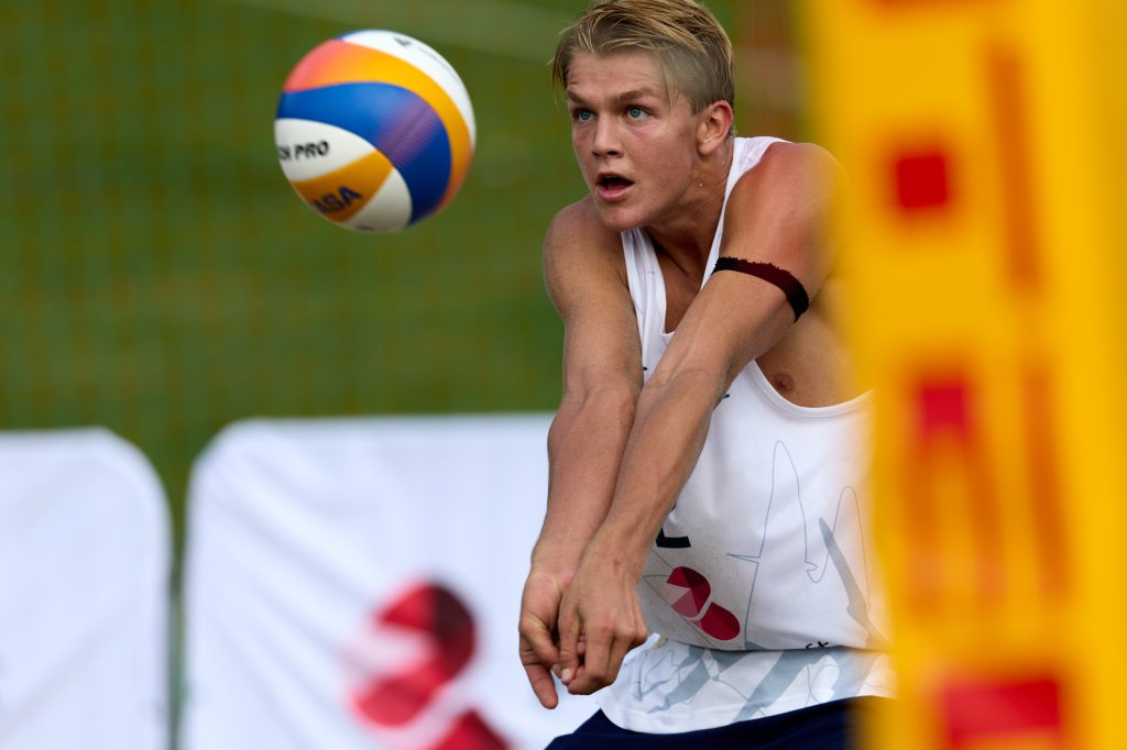 Ung mann som spiller volleyball, i ferd med å ta imot ballen under en treningsøkt.