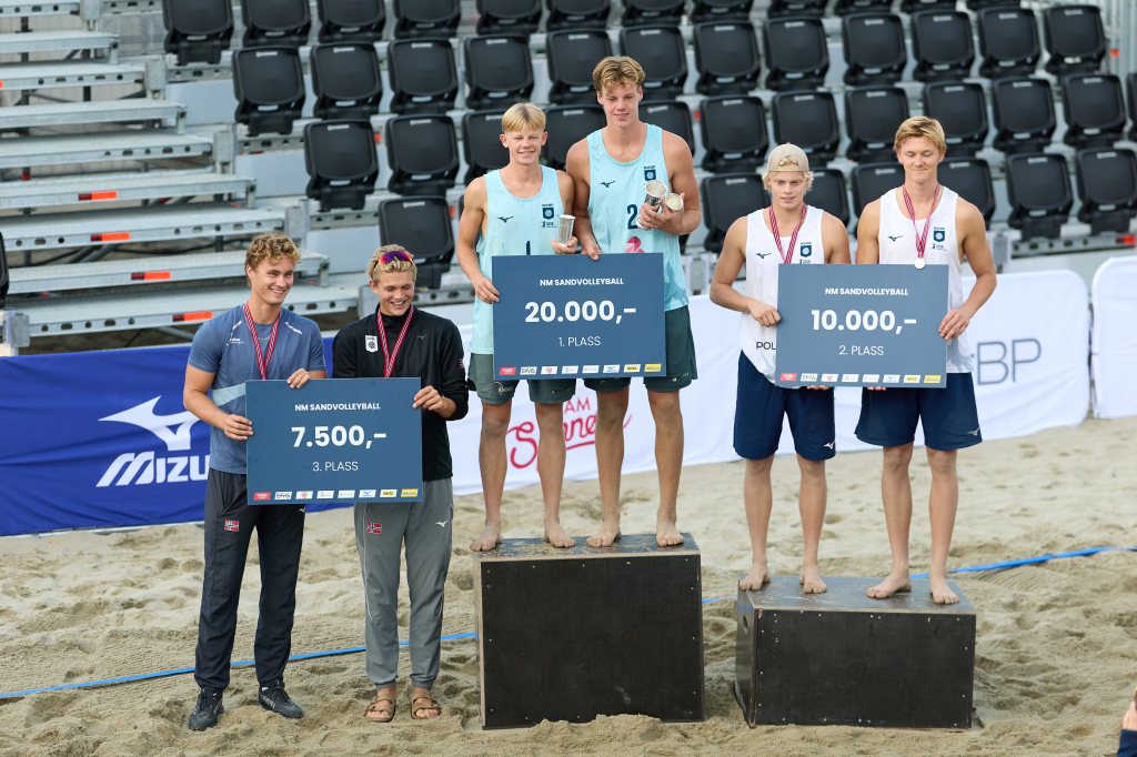 Fem herrer står på premieringsplattformer etter NM i sandvolleyball, med premiesjekker for 1., 2. og 3. plass.
